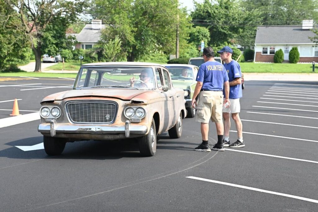 Tom Pollutri & Ray Christensen check in vehicles